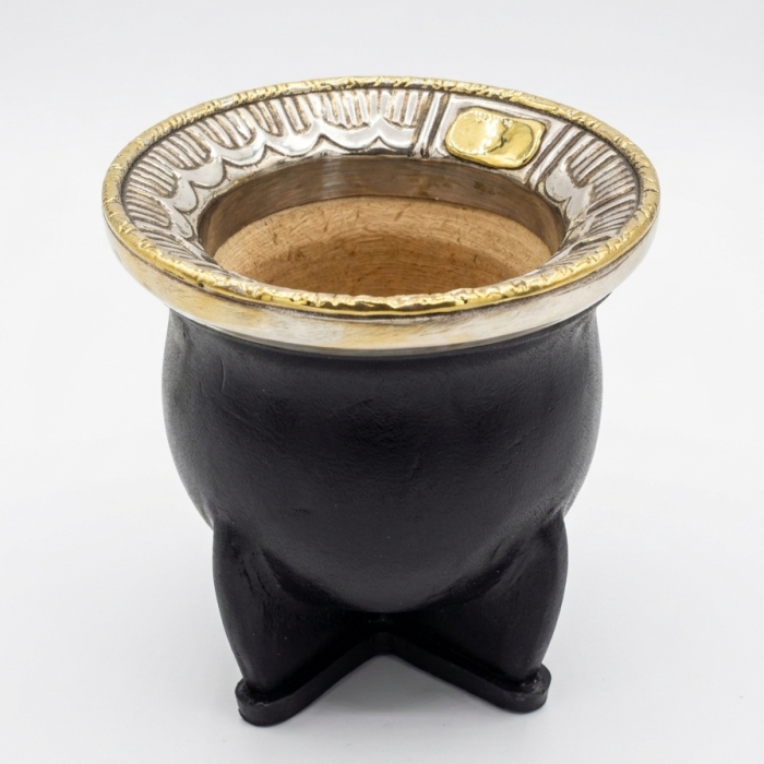 Mate de calabaza con virola de aplaca cincelada y fleje de bronce