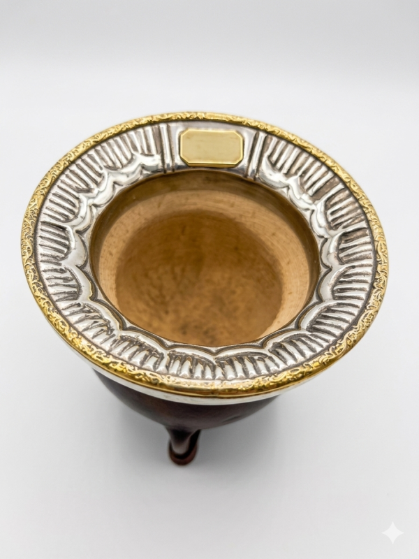 Mate de calabaza con virola de aplaca cincelada y fleje de bronce